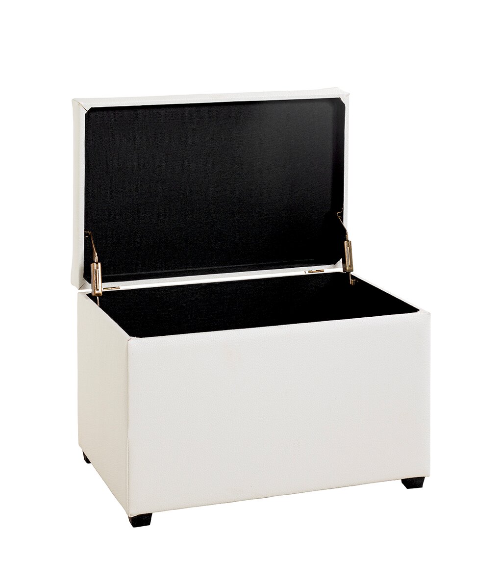 Weiße Aufbewahrungsbox/Sitzhocker mit aufklappbarem Deckel und schwarzem Innenraum, freigestellt auf weißem Hintergrund, Perspektive: leicht von vorne links in 3/4-Ansicht, Deckel geöffnet