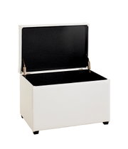 Weiße Aufbewahrungsbox/Sitzhocker mit aufklappbarem Deckel und schwarzem Innenraum, freigestellt auf weißem Hintergrund, Perspektive: leicht von vorne links in 3/4-Ansicht, Deckel geöffnet