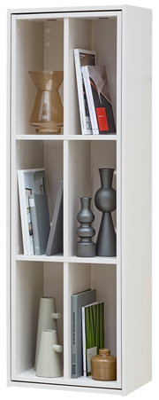 Witte hoge open vakkenkast met drie legplanken en verticale verdelers, stijlvol gevuld met boeken en decoratieve vazen, gezien schuin van voren aan de rechterzijde.