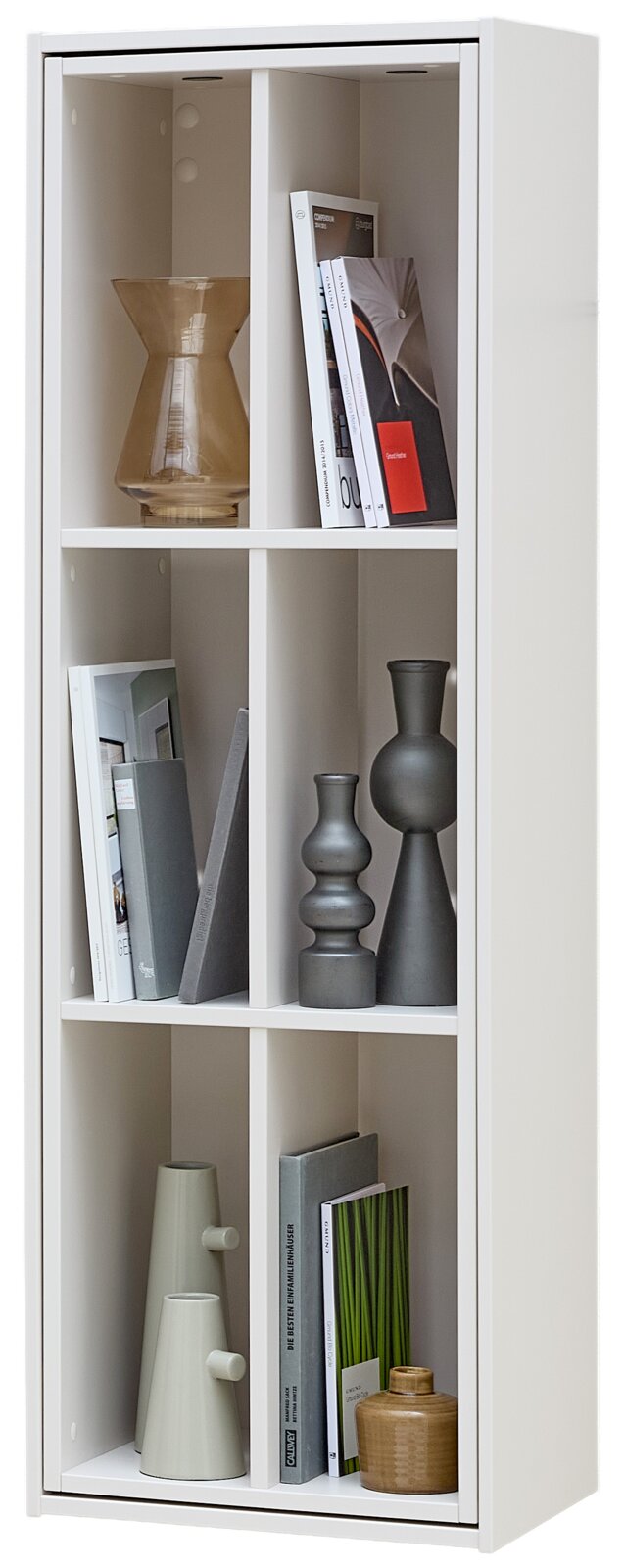 Witte hoge open vakkenkast met drie legplanken en verticale verdelers, stijlvol gevuld met boeken en decoratieve vazen, gezien schuin van voren aan de rechterzijde.