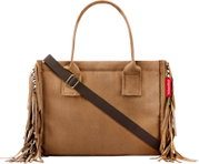 Braune Wildleder-Handtasche mit langen Henkeln, abnehmbarem dunklem Schultergurt und Fransen an den Seiten, Frontansicht auf weißem Hintergrund.