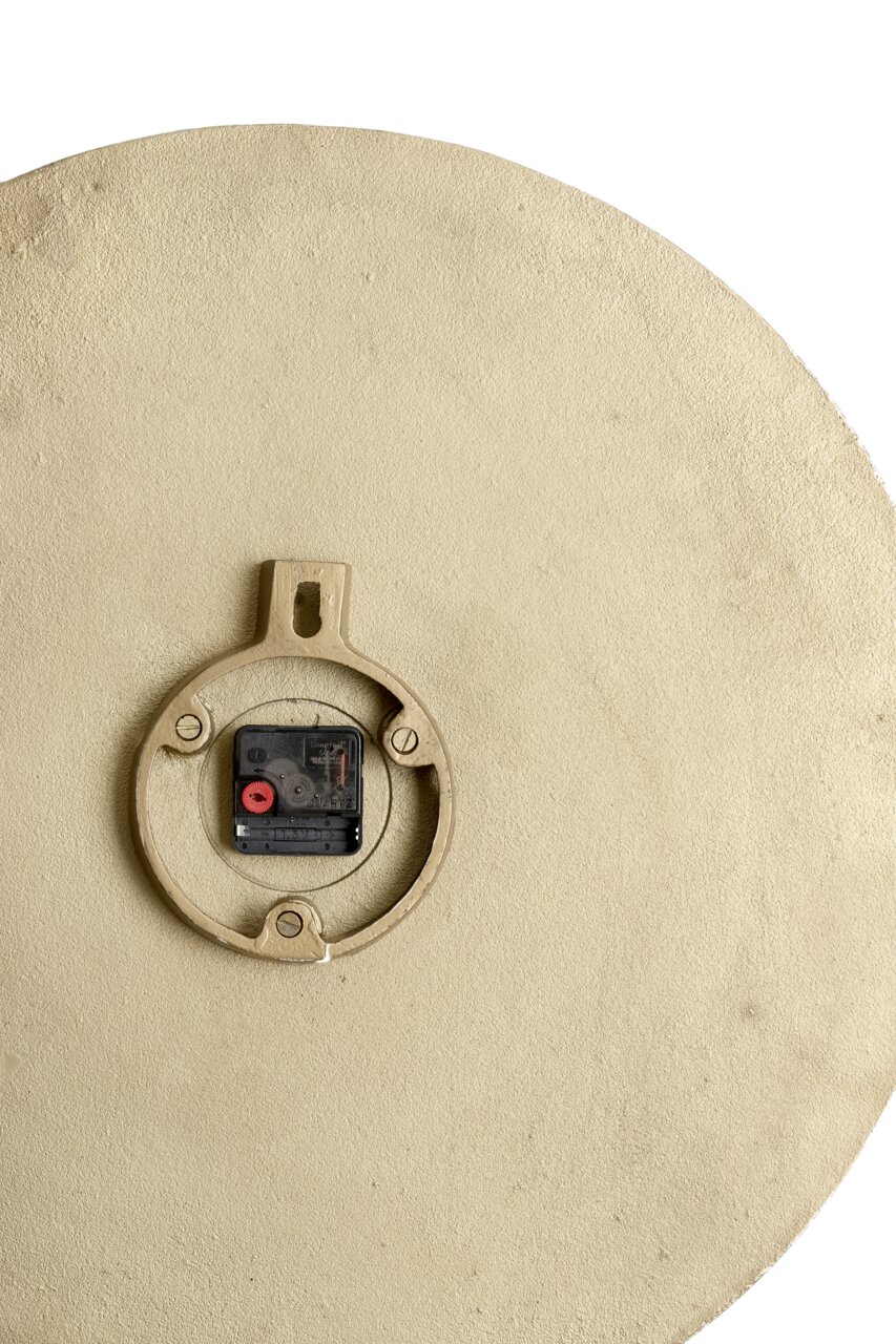 Rückansicht einer Uhr mit Quarzwerk und Aufhängung.