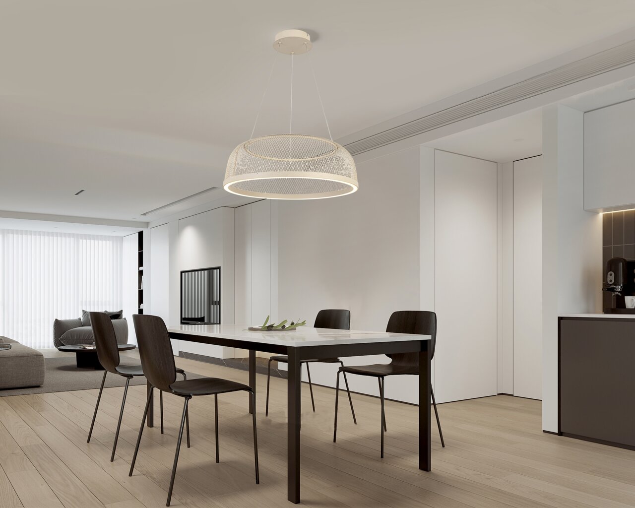 Moderne LED-Hängeleuchte über einem Esstisch in einem stilvollen, hellen Raum, seitliche Perspektive
