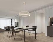 Moderne LED-Hängeleuchte über einem Esstisch in einem stilvollen, hellen Raum, seitliche Perspektive