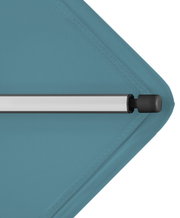 Detailaufnahme aus seitlicher Perspektive: blaues, strukturiertes Stoffelement mit silberner Metallstange und schwarzem Endknauf