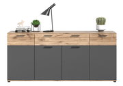 Modernes Sideboard mit Holz- und Grautönen, dekoriert mit Lampe, Pflanzen und Büchern, Frontalansicht.