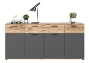 Modernes Sideboard mit Holz- und Grautönen, dekoriert mit Lampe, Pflanzen und Büchern, Frontalansicht.