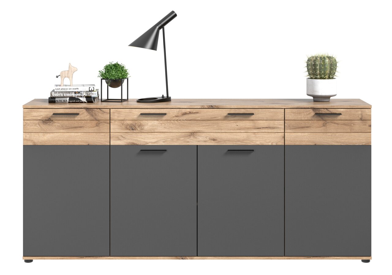 Modernes Sideboard mit Holz- und Grautönen, dekoriert mit Lampe, Pflanzen und Büchern, Frontalansicht.