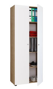 Hoher Schuh- und Mehrzweckschrank in Eiche-Optik mit weißen Türen, eine Tür geöffnet und Einlegeböden mit Ordnern und Schuhen sichtbar, perspektivische Frontansicht leicht von links.
