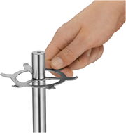 Nahaufnahme einer Hand, die ein Küchenutensil aus Edelstahl mit einem runden Griff und einem gezackten Einsatz hält.