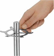 Nahaufnahme einer Hand, die ein Küchenutensil aus Edelstahl mit einem runden Griff und einem gezackten Einsatz hält.