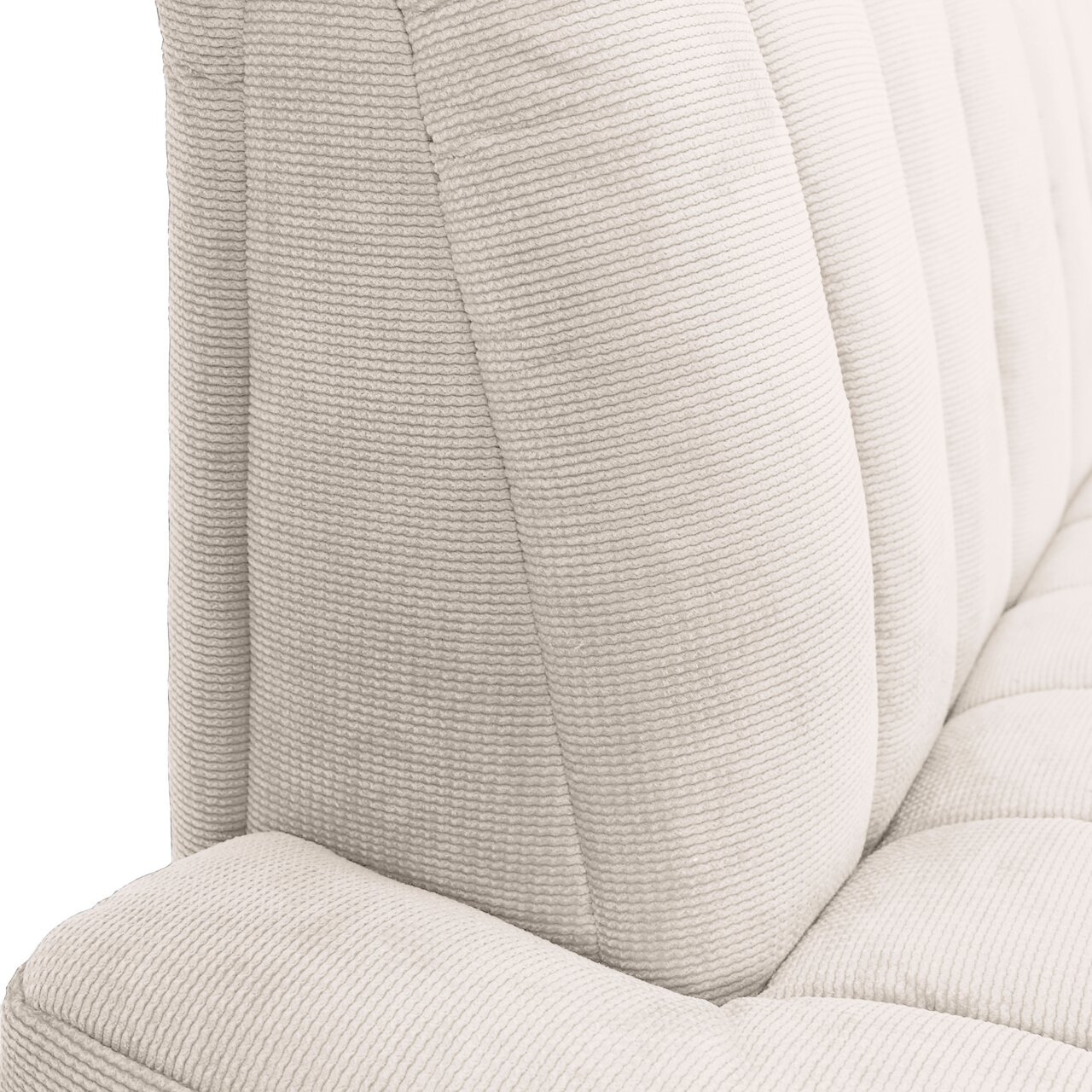 Nahaufnahme einer cremefarbenen 2,5er-Sitzbank mit strukturierter Polsterung, seitliche Perspektive