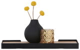 Frontale Ansicht eines XORA Wandboards RICKY mit einer schwarzen Vase und einem gelben Blumenarrangement sowie einem bernsteinfarbenen Glas.