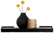 Vooraanzicht van een XORA-wandplank RICKY met een zwarte vaas, een geel bloemstuk en een amberkleurig glas.