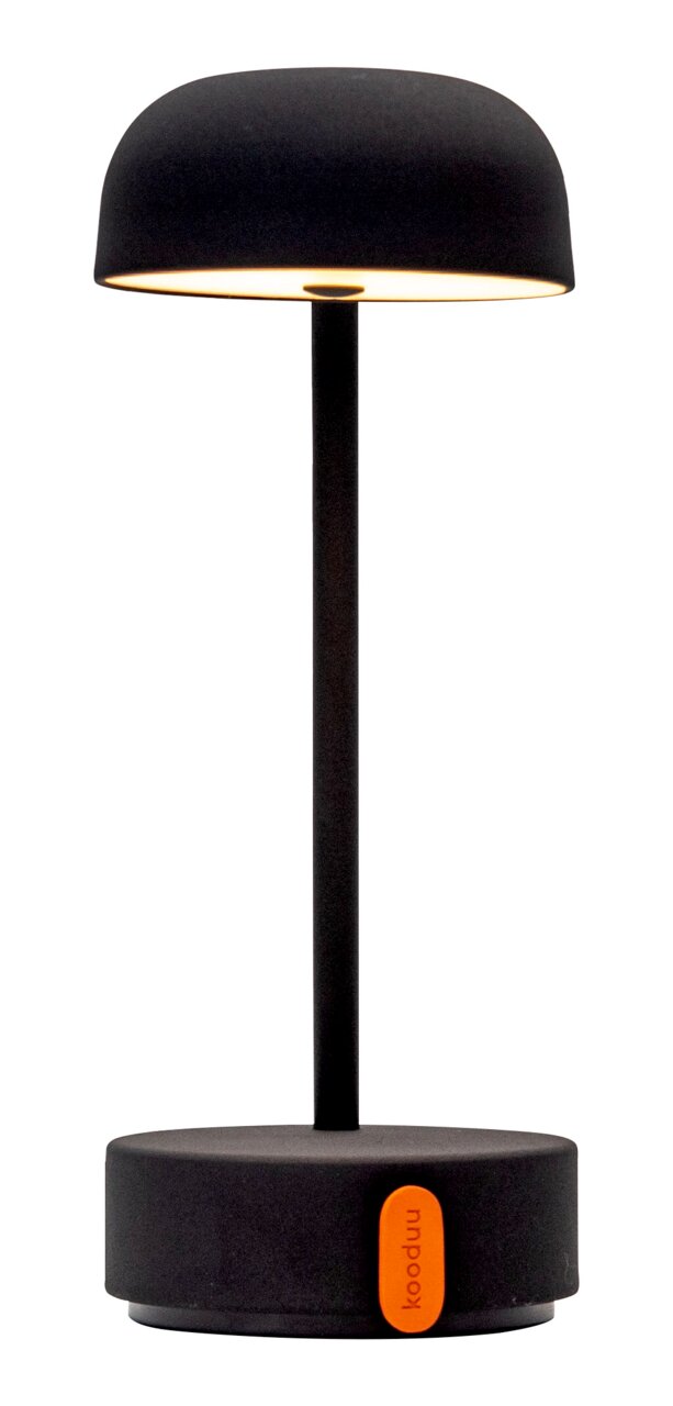Moderne Tischlampe in Anthrazit mit rundem Schirm und orangefarbenem Akzent, seitliche Perspektive