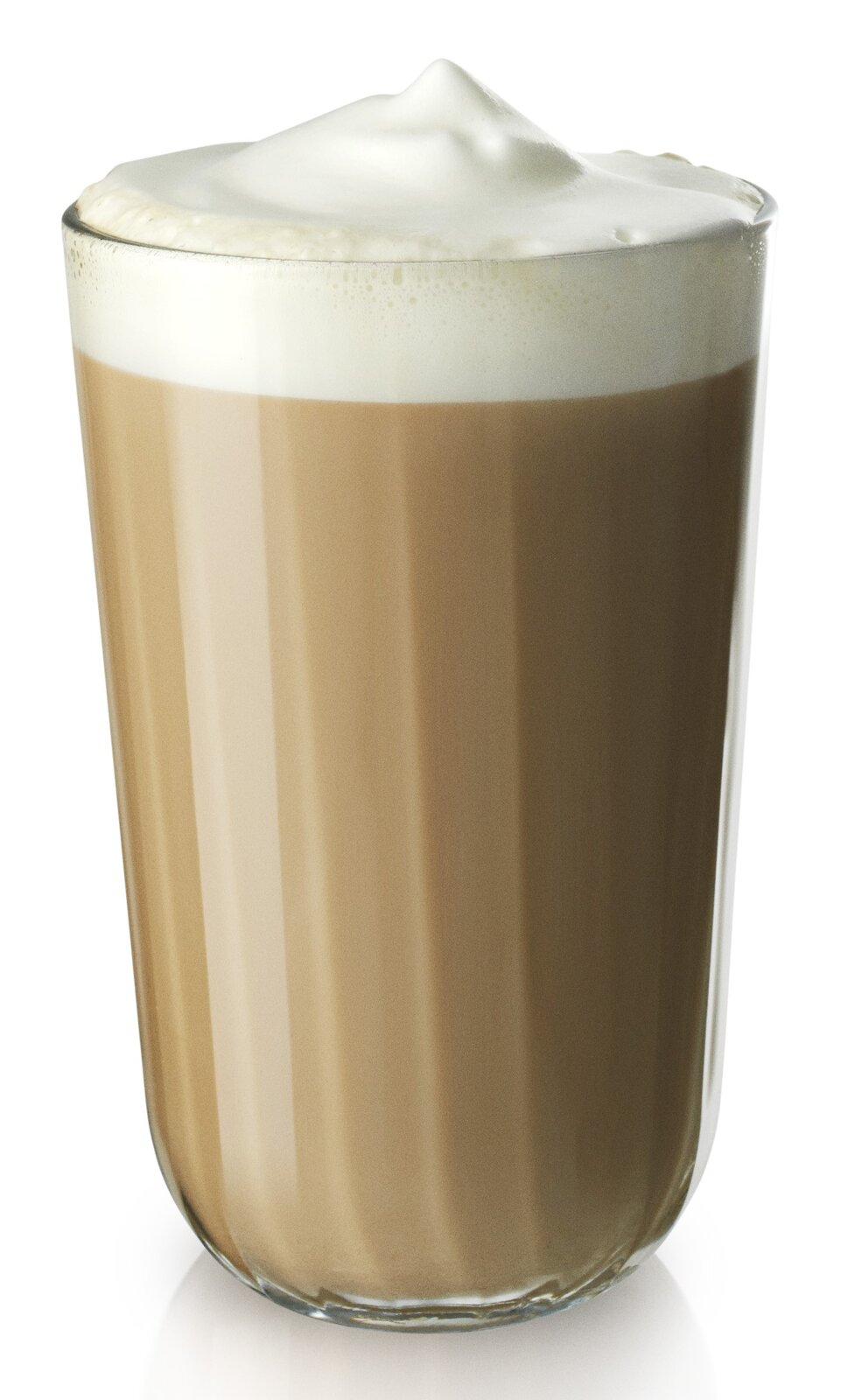 Facettenglas mit Milchschaum und Kaffee, seitliche Perspektive