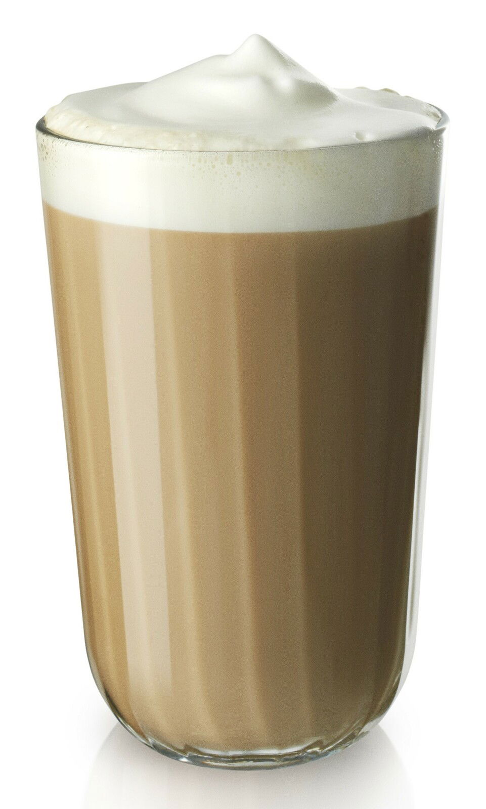 Facettenglas mit Milchschaum und Kaffee, seitliche Perspektive