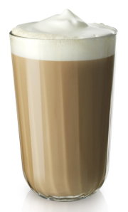Facettenglas mit Milchschaum und Kaffee, seitliche Perspektive