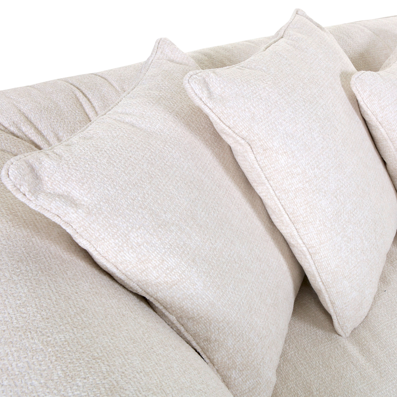 Nahaufnahme von beigen Kissen auf einem Big-Sofa, seitliche Perspektive