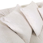 Nahaufnahme von beigen Kissen auf einem Big-Sofa, seitliche Perspektive