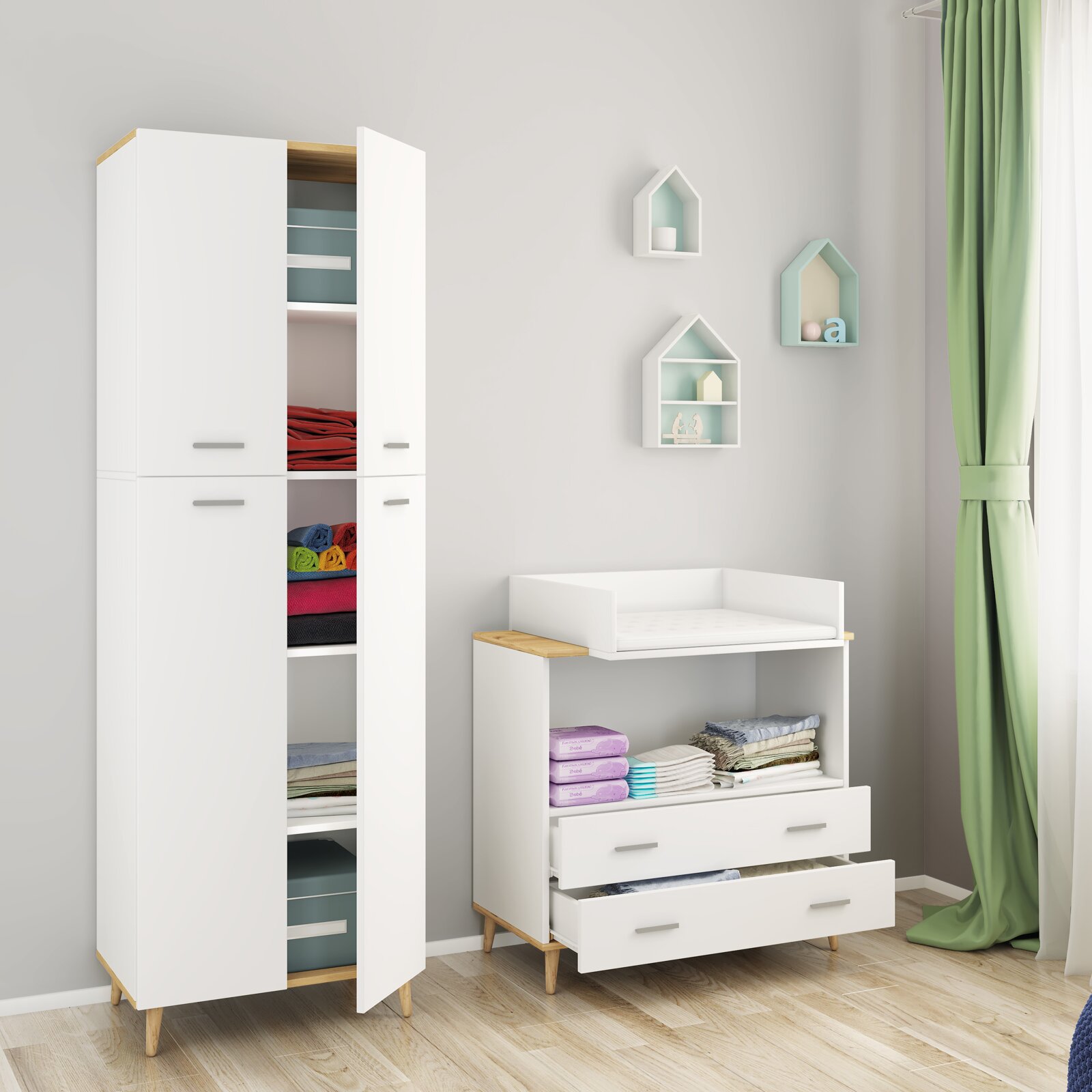 Weißes Babyzimmer-Möbelset mit hohem Kleiderschrank (Türen geöffnet, Regalfächer sichtbar) und Wickelkommode mit zwei Schubladen, Holzdetails und Füßen, in schräger Frontansicht.