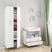 Weißes Babyzimmer-Möbelset mit hohem Kleiderschrank (Türen geöffnet, Regalfächer sichtbar) und Wickelkommode mit zwei Schubladen, Holzdetails und Füßen, in schräger Frontansicht.