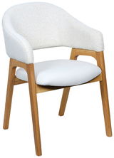 Moderner Armlehnstuhl mit weißem Polster und Holzbeinen, seitliche Perspektive