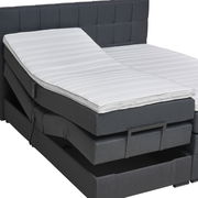 Boxspringbett mit verstellbarer Matratze, seitliche Perspektive