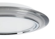 Close-up van een moderne led-plafondlamp met zilveren rand, zijaanzicht
