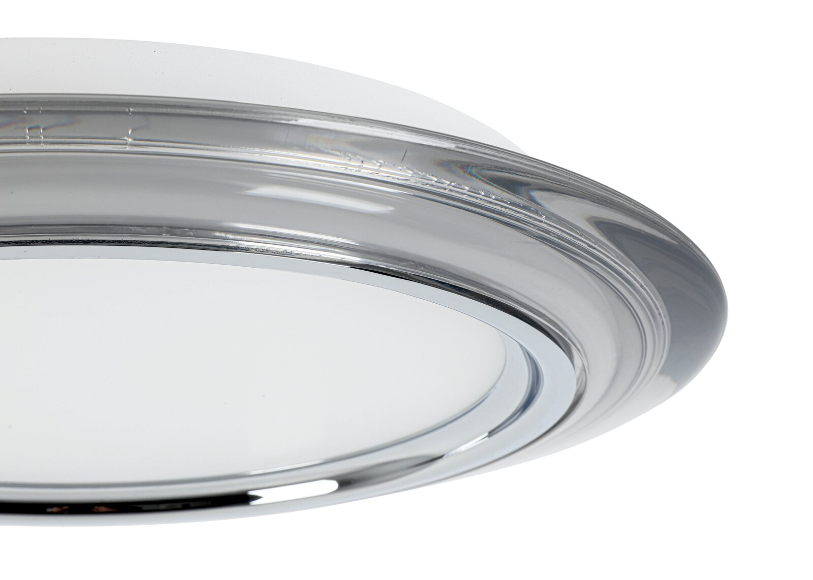 Close-up van een moderne led-plafondlamp met zilveren rand, zijaanzicht