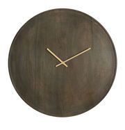 Minimalistische Wanduhr aus Holz mit goldenen Zeigern, Frontalansicht