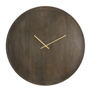 Minimalistische Wanduhr aus Holz mit goldenen Zeigern, Frontalansicht