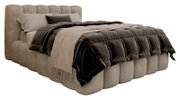 Polsterbett in seitlicher Perspektive mit beigem Kopfteil und luxuriöser Bettwäsche in Schwarz und Beige.