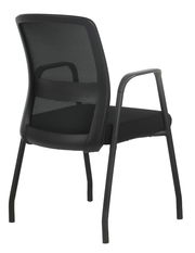 Rückansicht eines schwarzen Besucherstuhls mit Netzrückenlehne und Armlehnen