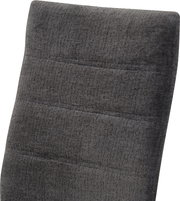 Dunkelgraues, rechteckiges Handtuch mit weicher Frottee-Struktur und dezenten Querstreifen, schräg von oben in Nahaufnahme freigestellt auf weißem Hintergrund