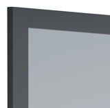 Nahaufnahme eines rechteckigen Spiegels mit schwarzem Rahmen, perspektivisch von der Seite aufgenommen.