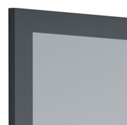 Nahaufnahme eines rechteckigen Spiegels mit schwarzem Rahmen, perspektivisch von der Seite aufgenommen.