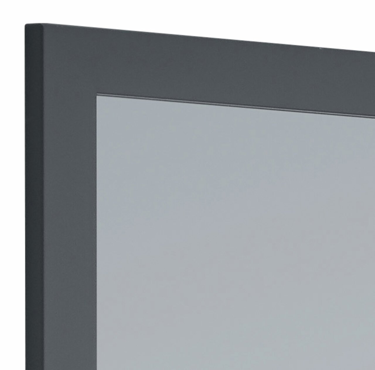 Nahaufnahme eines rechteckigen Spiegels mit schwarzem Rahmen, perspektivisch von der Seite aufgenommen.