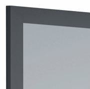 Nahaufnahme eines rechteckigen Spiegels mit schwarzem Rahmen, perspektivisch von der Seite aufgenommen.