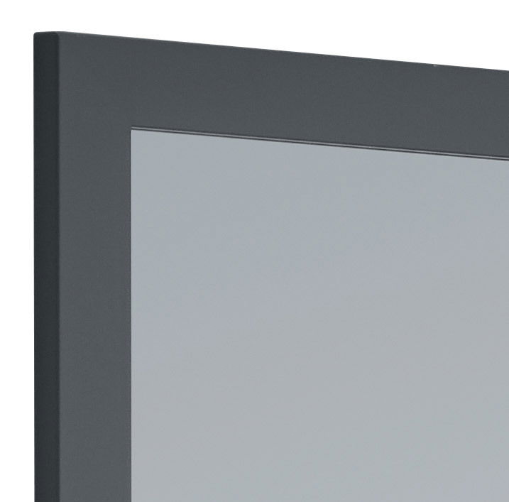 Nahaufnahme eines rechteckigen Spiegels mit schwarzem Rahmen, perspektivisch von der Seite aufgenommen.