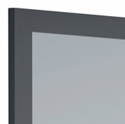 Close-up van een rechthoekige spiegel met een zwarte lijst, vanuit de zijkant gefotografeerd.