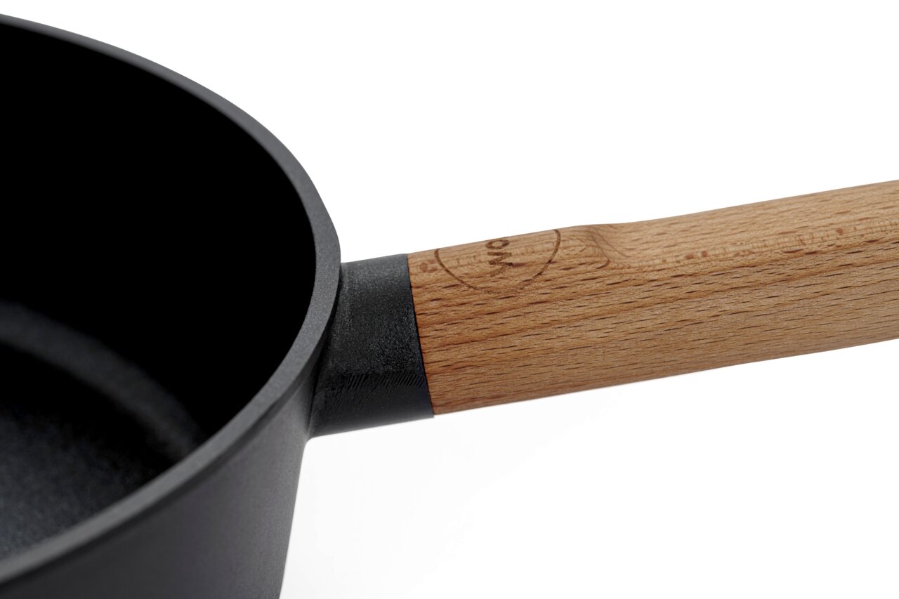 Woll Gietijzeren pan met hoge rand ECO LOGIC QXR Close-up van een gietijzeren pan met hoge rand en houten handvat, zijaanzicht