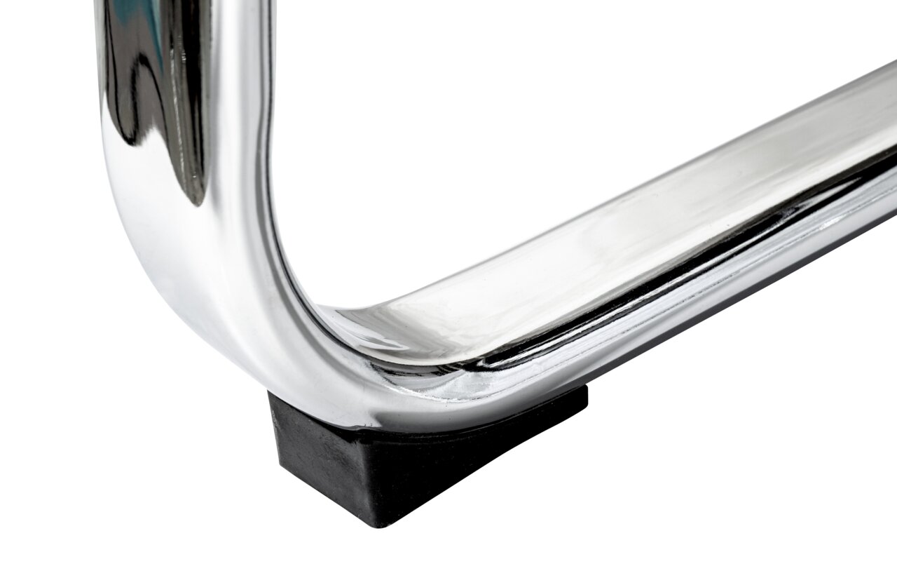 Nahaufnahme eines verchromten Stuhlbeins mit schwarzem Bodenschutz, seitliche Perspektive.