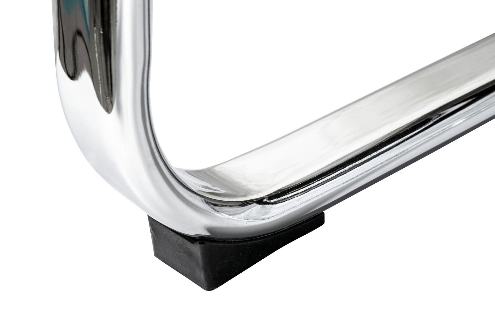 Nahaufnahme eines verchromten Stuhlbeins mit schwarzem Bodenschutz, seitliche Perspektive.