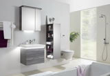 Moderne Badkombination mit grauem Waschtisch, Spiegelschrank und Regal, seitliche Perspektive