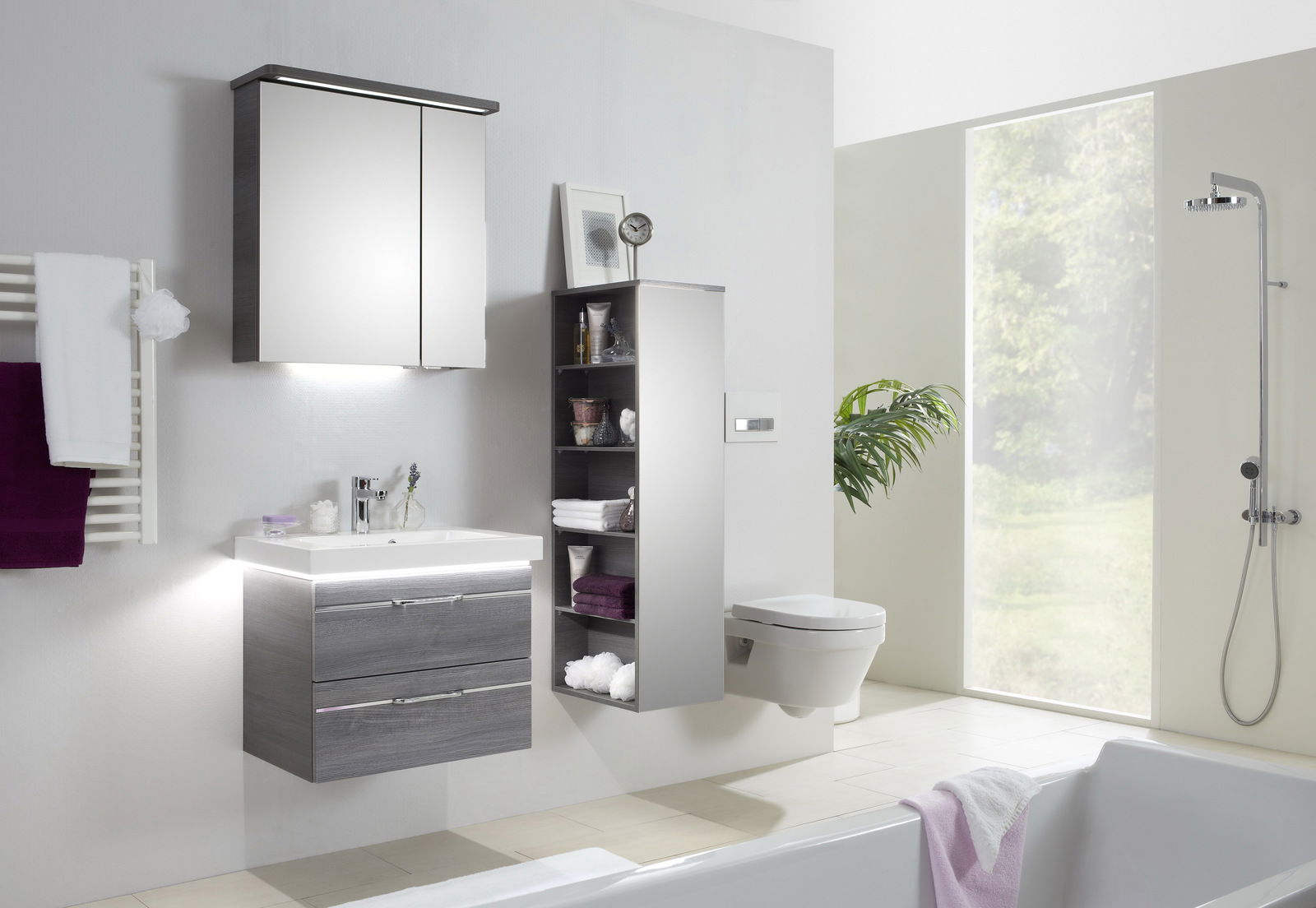 Moderne Badkombination mit grauem Waschtisch, Spiegelschrank und Regal, seitliche Perspektive