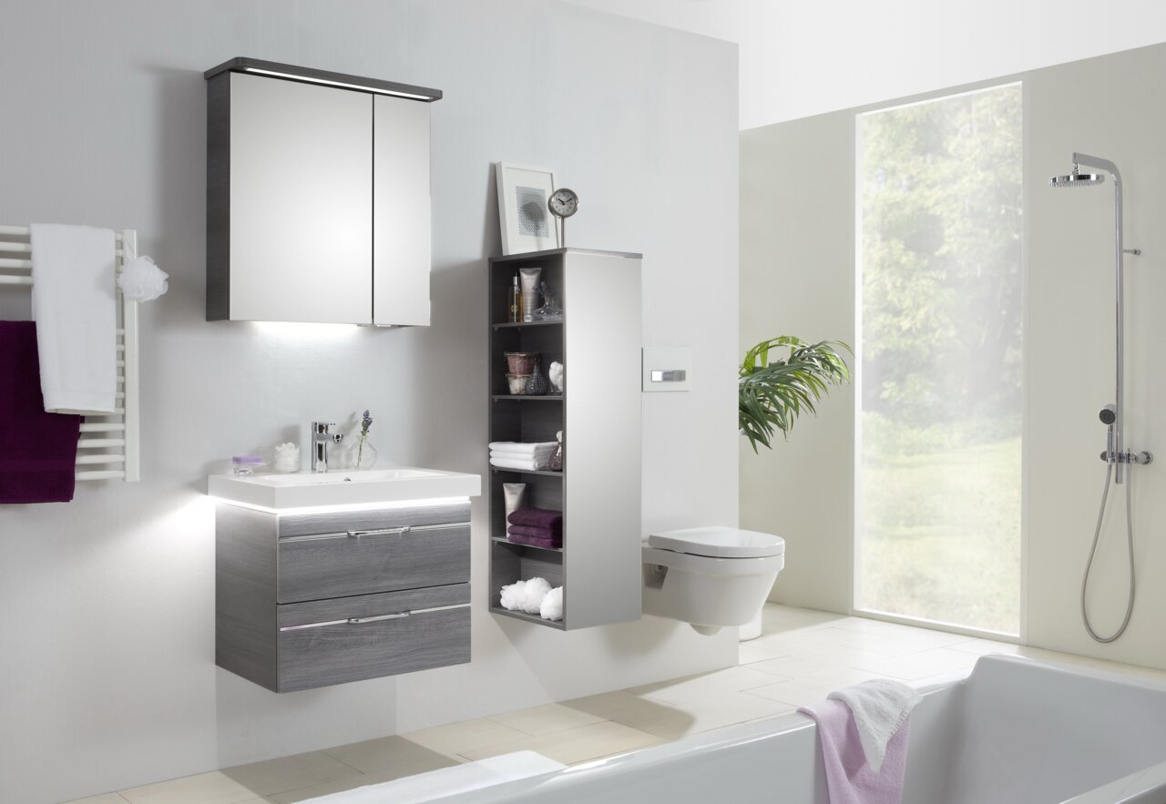Moderne Badkombination mit grauem Waschtisch, Spiegelschrank und Regal, seitliche Perspektive