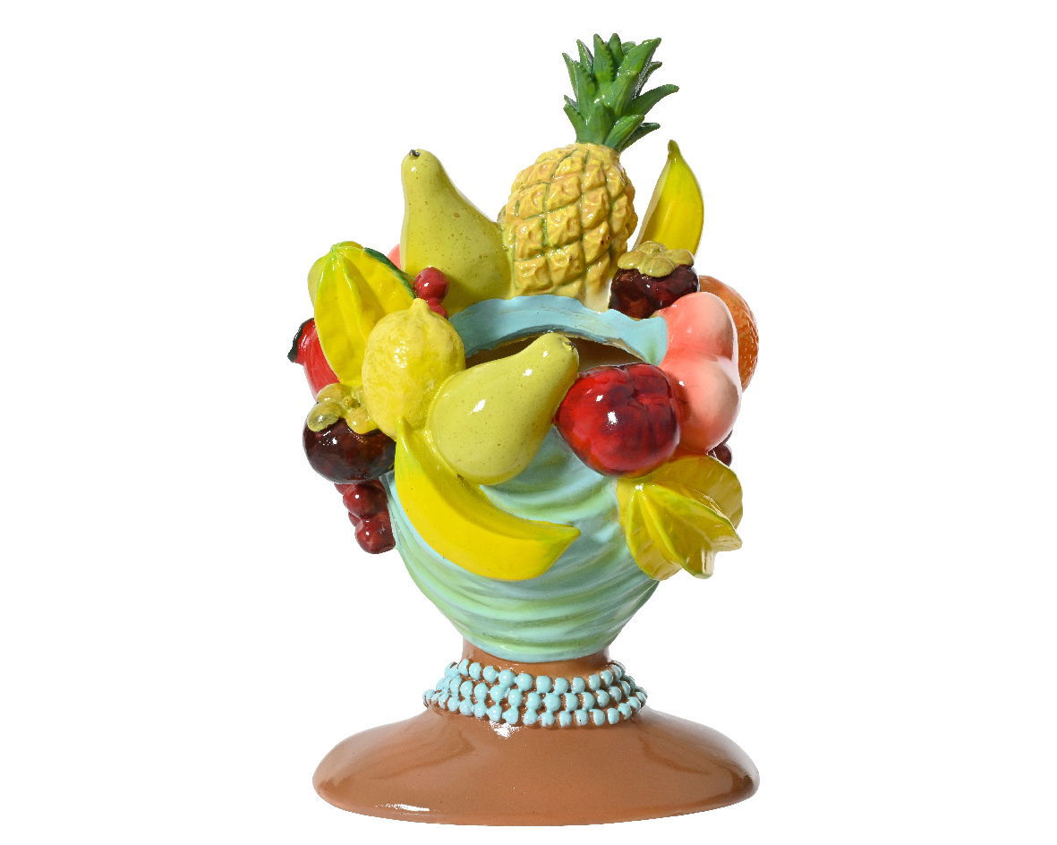 Keramik-Blumentopf in Form eines Obstkorbs mit verschiedenen Früchten, aus der Frontalperspektive.