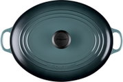Ovaler Le Creuset Bräter mit Deckel und zwei Griffen in dunklem Petrol, aus der Vogelperspektive vor weißem Hintergrund