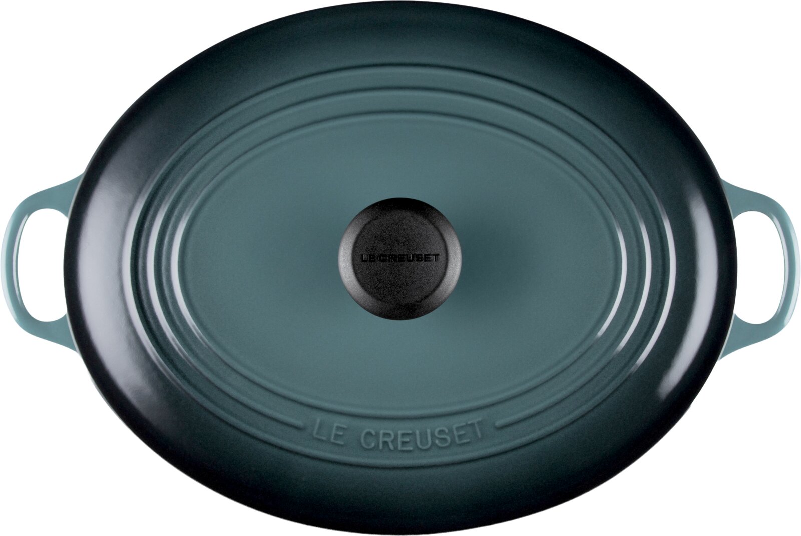 Ovaler Le Creuset Bräter mit Deckel und zwei Griffen in dunklem Petrol, aus der Vogelperspektive vor weißem Hintergrund